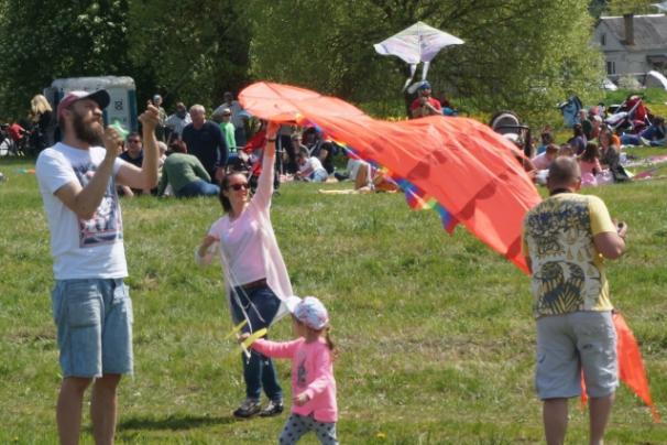 Briedis su begemotu pamokė vaikus, kaip įveikti pyktį ir dažniau šypsotis